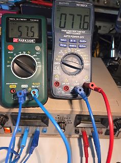 Zwei Digitalmultimeter im Vergleich