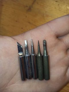 Verschiedene Lötspitzen in einer Hand