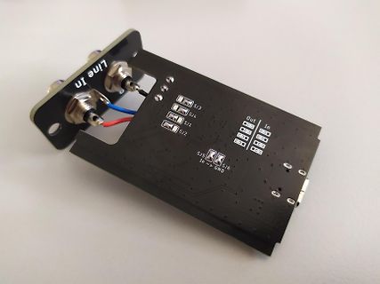 Schwarze Leiterplatte mit Audio-Buchsen und Lötpads