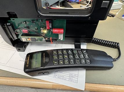 Motorola Telefon und offenes Elektronikgerät auf Werkstattunterlage