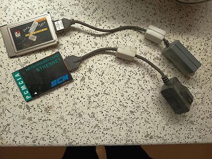 Zwei PCMCIA Ethernet-Netzwerkkarten mit Kabeln