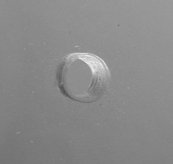 Nahaufnahme eines kleinen metallischen Rings oder Bauteils