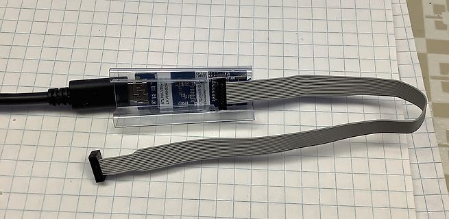 Flachbandkabel mit Anschluss auf Millimeterpapier