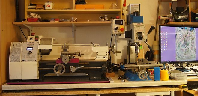 Werkstatt mit Drehmaschine und kleiner Bohrmaschine