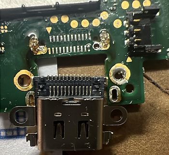 Nahaufnahme einer Leiterplatte mit HDMI-Anschluss und Lötstellen