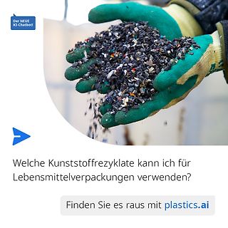 Hände in Handschuhen halten Kunststoffrecycling-Granulat
