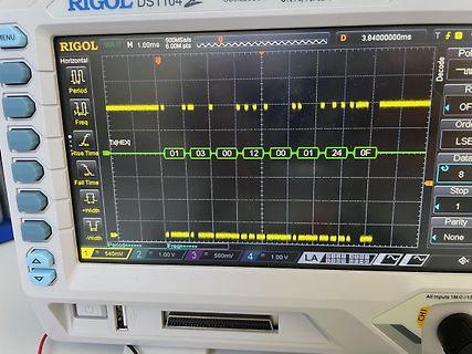 Abfotografiertes Rigol Oszilloskop mit digitaler Dekodierung