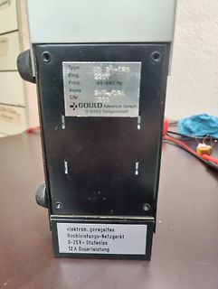 Rückseite eines elektronisch geregelten Hochleistungs-Netzgeräts
