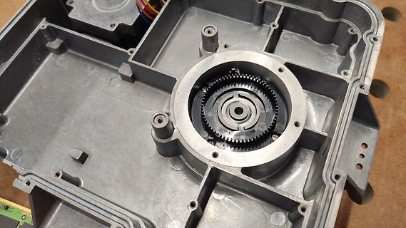 Innenansicht eines Metallgehäuses mit Zahnrad
