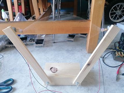 Holzaufbau mit zwei leuchtenden LEDs