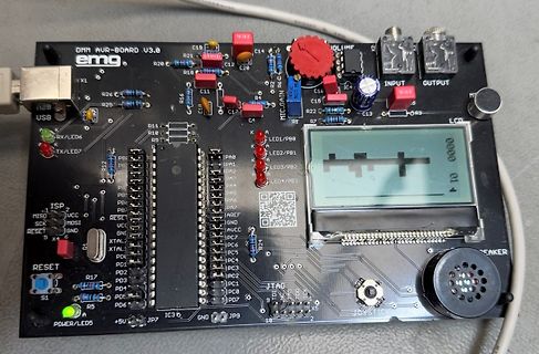 Entwicklungsboard mit LCD-Display und Mikrocontroller-Anschlüssen