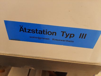 Aufkleber einer Ätzstation