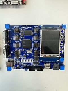 Blau bestückte Mikrocontroller-Entwicklungsplatine mit Display