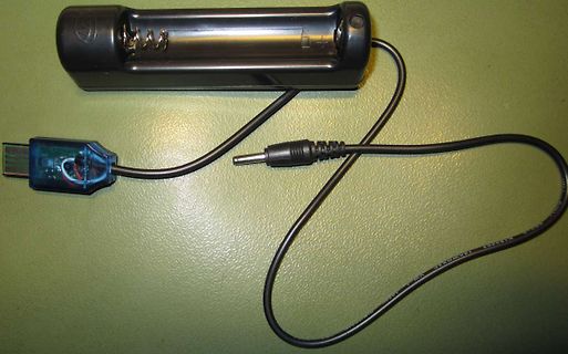 Batteriefach mit USB-Kabel und Hohlstecker