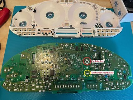 Geöffnete Elektronik mit Leiterplatte und Gehäuseteilen