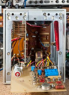 Innenansicht eines geöffneten elektronischen Geräts mit Leiterplatte