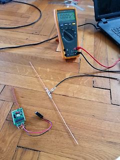 Elektronik-Messaufbau mit Multimeter und Leiterplatte