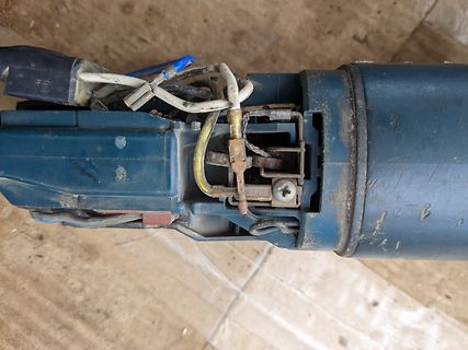 Nahaufnahme einer beschädigten elektrischen Komponente mit Kabeln