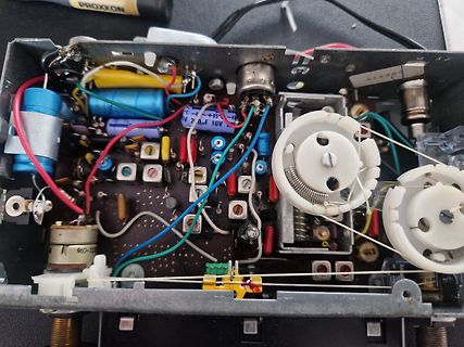 Innenansicht eines geöffneten elektronischen Geräts mit Bauteilen