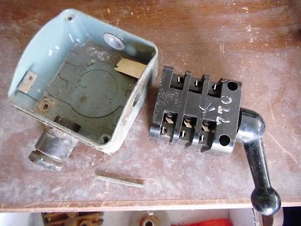 Gehäuse und Klemme eines elektrischen Bauteils