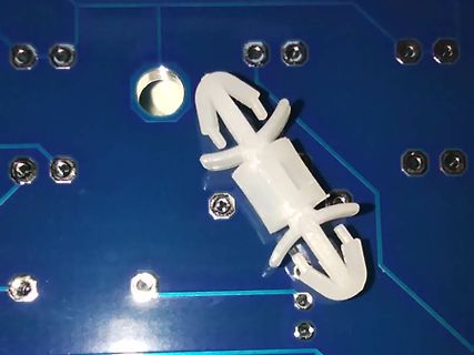 Weißer Kunststoffstecker auf blauer Leiterplatte