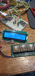 Elektronik-Aufbau mit Breadboard, LCD-Display und Tastenmodul