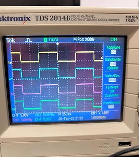 Abfotografiertes Tektronix TDS 2014B Oszilloskop mit Rechtecksignalen