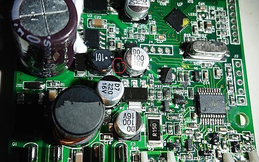 Nahaufnahme einer Leiterplatte mit Elektrolytkondensatoren