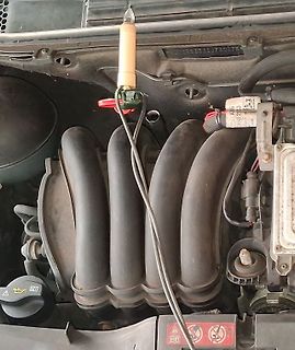 Motorraum mit improvisierter Beleuchtung