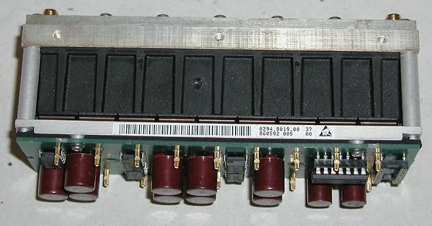 Elektronikmodul mit Kondensatoren und Barcode