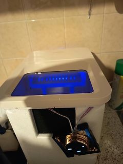 Geöffnetes Gerät mit blau leuchtendem Display und Lüfter