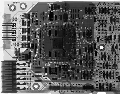 Leiterplatten-Layout einer Platine mit Mikrocontroller