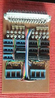 Selbstgebaute Lochrasterplatine mit ICs und Verdrahtung