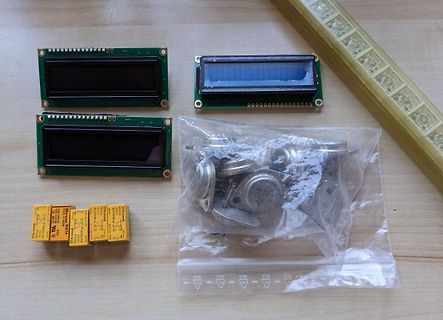 Elektronikbauteile wie LCD-Module, Relais und ein Lineal