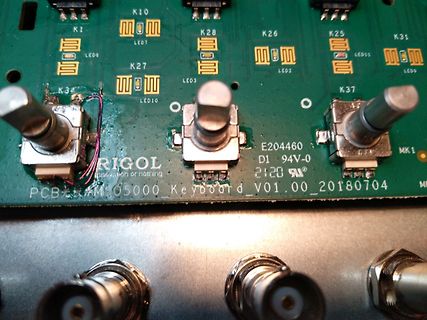 Nahaufnahme einer Rigol Leiterplatte mit Schaltern und LEDs