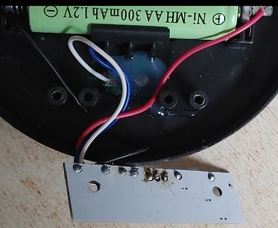 Innenansicht eines Geräts mit Batterie und Verkabelung