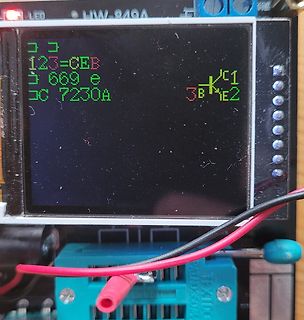Nahaufnahme eines LCD-Displays mit grüner Schrift