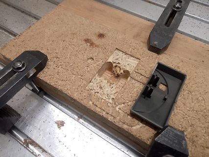 Holzbrett mit Aussparung und Werkzeug