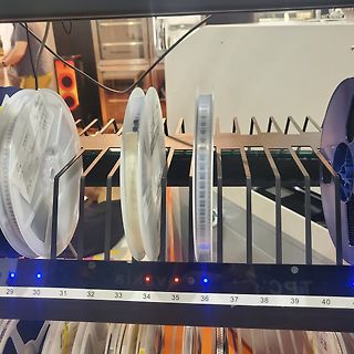 Bauteilrollen in einem Lagerregal