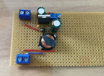 Lochrasterplatine mit elektronischen Bauteilen