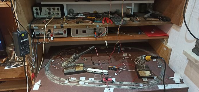 Elektronik-Werkstatt mit Modellbahnanlage und Labornetzteil