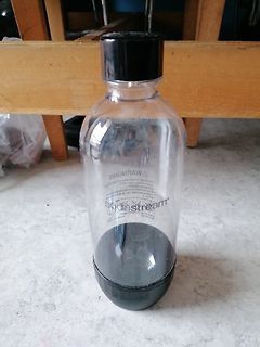 Transparente Plastikflasche mit schwarzem Deckel