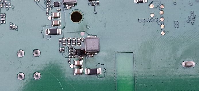 Nahaufnahme einer grünen Leiterplatte mit SMD-Bauteilen