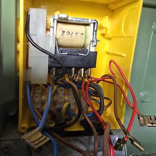 Innenansicht eines Netzteils mit Transformator und Verkabelung