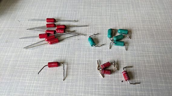 Diverse elektronische Bauteile auf hellem Untergrund
