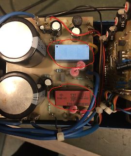 Bestückte Leiterplatte mit Elektrolytkondensatoren und Relais