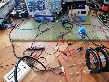 Elektronischer Versuchsaufbau mit Oszilloskop, Spulen und Messgeräten