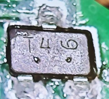 Makroaufnahme eines elektronischen Bauteils auf Leiterplatte