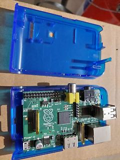 Raspberry Pi in blauem Kunststoffgehäuse