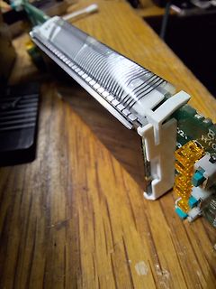 Nahaufnahme einer elektronischen Baugruppe mit Display und Steckern